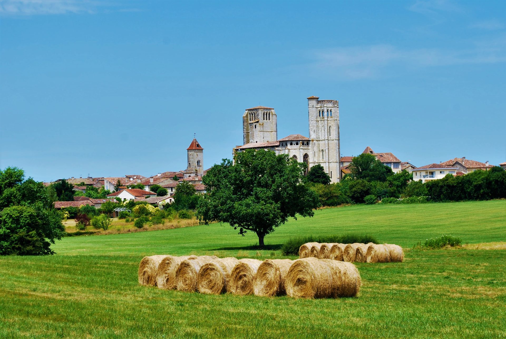 La Romieu et sa collégiale classé au patrimoine mondiale de l'Unesco. Sur les chemins de Saint-Jacques de Compostelle dans le Gers.