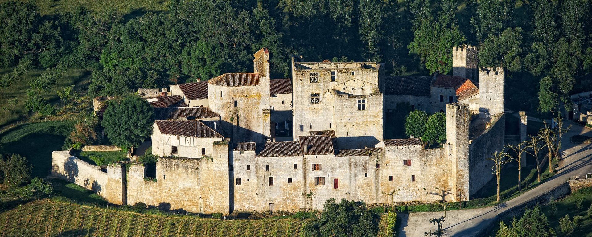 Visitez le village fortifié de Larressingle dans le Gers